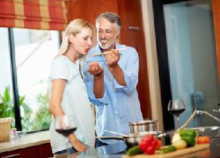 couplefeedingeachotherfood